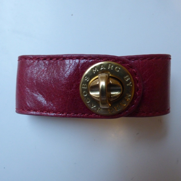 NWOT Marc Jacobs RED Leather Turnlock Bracelet - Picture 4 of 5